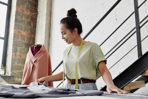 Quels conseils concrets peuvent aider à trouver un emploi ?