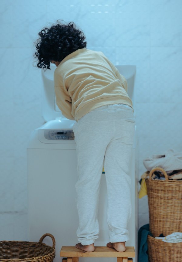 Comment enlever les taches noires de la machine à  laver ?