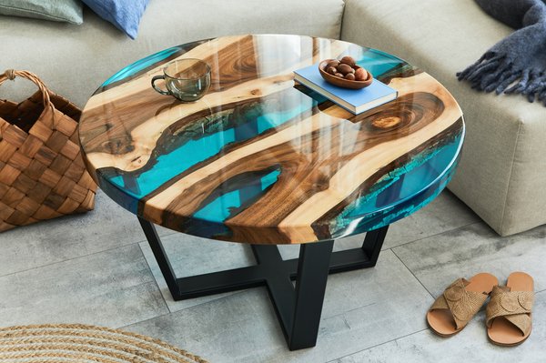 Le phénomène des tables rivières en époxy : tendance déco 2023