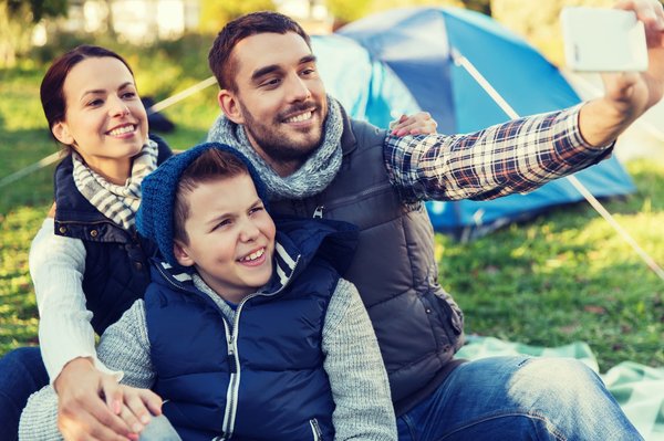 Camping naturiste en Corse : choisir entre une tente, une caravane et un camping-car